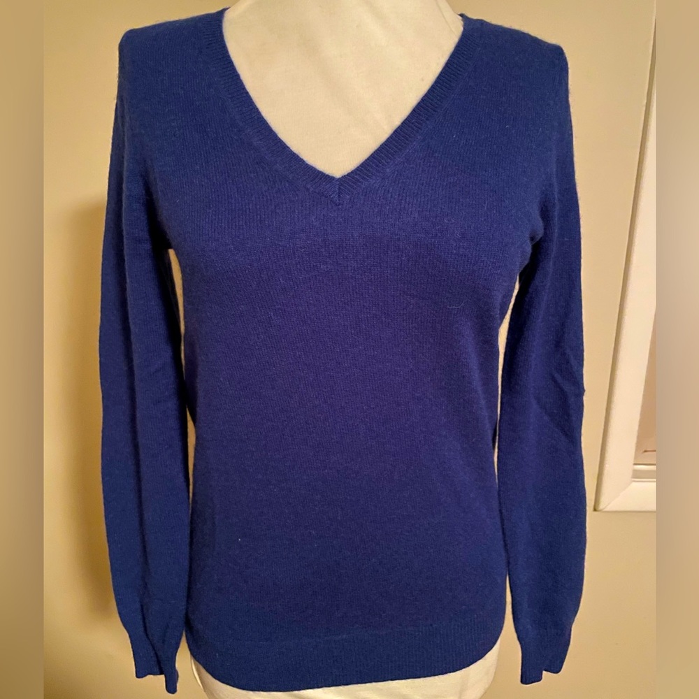 Brand New with Tags Bloomingdale’s Women’s Cashmere V-Neck Sweater Royal Blue XS
